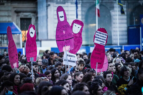 Il mondo alla rovescia e la propaganda “spiccia”. Femministe in piazza. Non per le donne iraniane uccise, ma contro Giorgia Meloni e il modello Dio-Patria-Famiglia