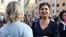 Boldrini dopo aver litigato con sé stessa litiga anche con le femministe, e viene cacciata dalla piazza: “Allora fatevi difendere dalla Meloni!” (Video)