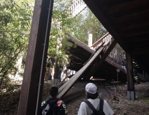 Crolla scala del Globe Theatre, sfiorata la tragedia di studenti: “un boato poi le urla”. 10 feriti
