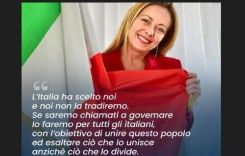 Bella, intelligente, preparata politicamente e sorridente, avvolta nel tricolore, la Meloni rilancia: “L’Italia ha scelto noi. E noi non la tradiremo”