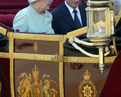 Regina Elisabetta, anche Putin la omaggia. Oggi parla Carlo, funerali tra 10 giorni