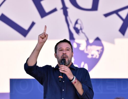 Salvini dal palco di  Pontida con 100mila persone: abolire finalmente il canone Rai