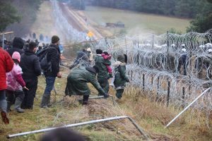 La Polonia chiude i suoi confini con la Bielorussia, e nasce il muro di Varsavia