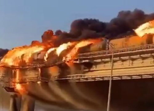 In fiamme il ponte di Kerch, l’unico che collega Russia e Crimea. Kiev: è solo l’inizio (Video)