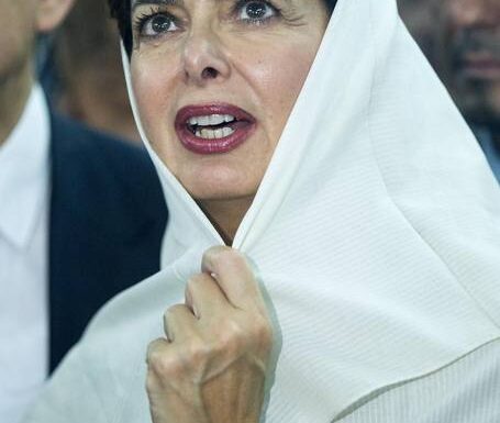 La Boldrini non ne azzecca una: va in piazza per le donne iraniane ma spunta la foto di quando metteva il velo (Video)