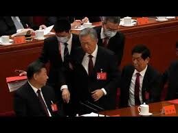 Cina: l’ex leader Hu Jintao trascinato via durante il congresso del partito comunista, chiede spiegazioni, ma viene ignorato. Ecco la giustificazione dei media (Video)