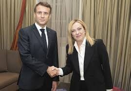 Meloni incontra Macron: “Amicizia e risposte comuni”