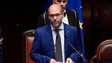 Lorenzo Fontana nuovo presidente della Camera. Eletto da tutto il centrodestra. Beceri insulti in uno striscione del Pd (Video)