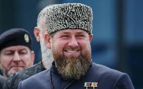 Ucraina sotto attacco Russo, Kadyrov minaccia Zelensky: “Scappa in Occidente senza voltarti”