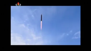 La Corea del Nord lancia un missile balistico sopra il Giappone. Usa e Ue: “È Gravissimo”