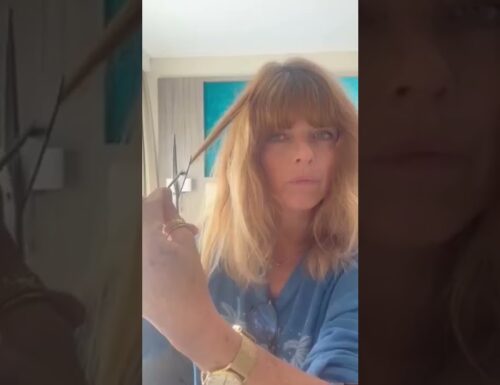 In Iran prende piede la protesta: 50 francesi famose si tagliano una ciocca di capelli per Masha (Video)
