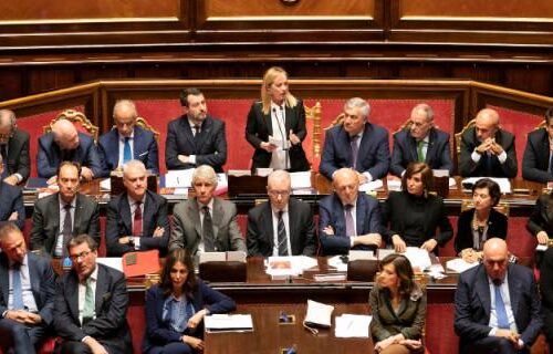 Giorgia Meloni ottiene la fiducia anche al Senato, il governo parte. Ecco gli interventi di Berlusconi e Rauti