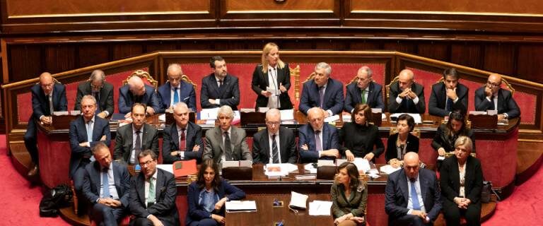 Giorgia Meloni ottiene la fiducia anche al Senato, il governo parte. Ecco gli interventi di Berlusconi e Rauti