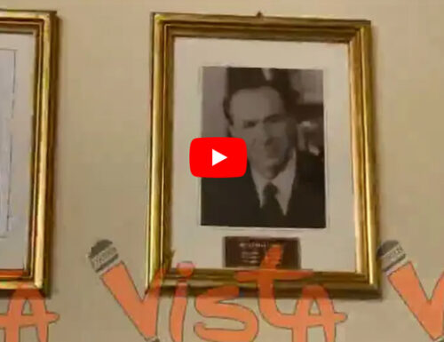 Ecco il video che mostra la foto di Mussolini sui muri di Palazzo Chigi. Sarà rimossa dopo “soli” 76 anni? Guarda un po… Quando sollevano il problema…