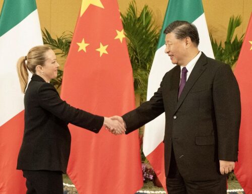 Giorgia Meloni incontra Xi Jinping: “riaprire il dialogo anche sui diritti umani. E accetta l’invito in Cina”