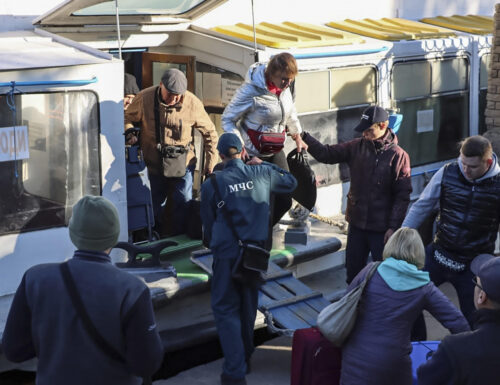 Ucraina, inizia l’evacuazione di Kherson. L’appello al Paese: “Chi può vada via”