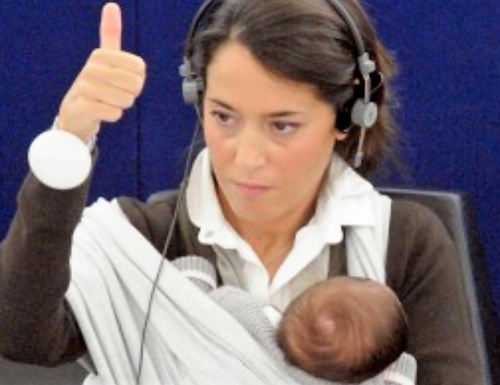 Arriva la svolta, le deputate mamme potranno allattare nell’aula di Montecitorio. Ronzulli: finalmente!