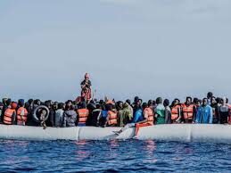 “Se serve, buttateli in acqua”. Così i trafficanti del mare facevano affari sui migranti (Video)
