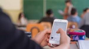 No ai cellulari in classe durante le lezioni, il delirio degli studenti di sinistra: “È repressione”