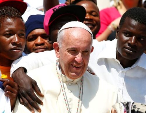 Migranti, Papa Bergoglio sposa la linea di Giorgia Meloni: “La Ue non può lasciare sola l’Italia”