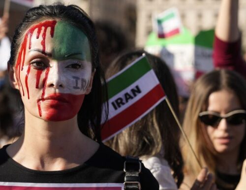 Sale la protesta in Iran: le donne colpite al viso, al petto e ai genitali dalle “forze di sicurezza”