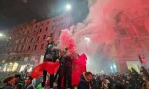 Milano, cinquemila tifosi marocchini creano casini nel centro città. Un uomo accoltellato, è gravissimo