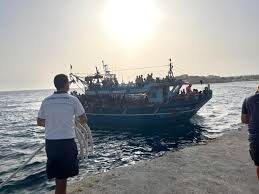 Sbarchi senza fine a Lampedusa: nella notte altri 166 arrivi, l’hotspot scoppia