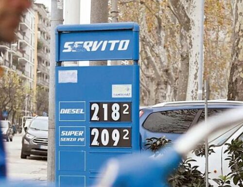 Carburanti, il governo usa il pugno di ferro e vara un decreto sulla trasparenza dei prezzi. Sanzioni per i “furbetti”