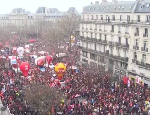 È una rivoluzione, due milioni di francesi in piazza, Macron barcolla: la riforma delle pensioni può mandarlo in pensione (Video)