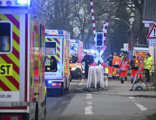 Germania, attacco al treno direzione Amburgo: 2 morti e 5 feriti. Arrestato un siriano