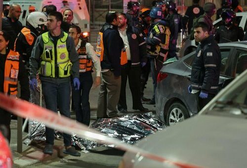 Attentato alla sinagoga a Gerusalemme: più di 8 morti e decine di feriti, ucciso l’assalitore