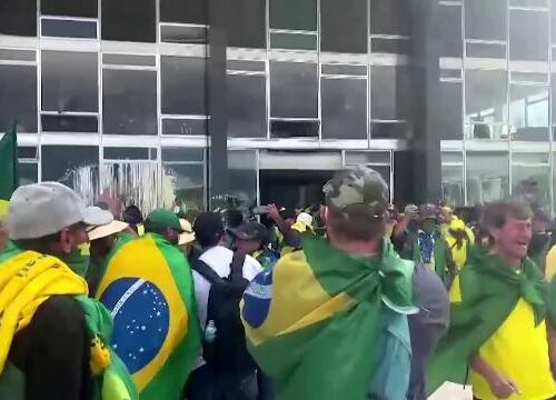 Fango, violenza, accuse e poi quello strano silenzio: l’ombra di Bolsonaro dietro l’assalto a Brasilia