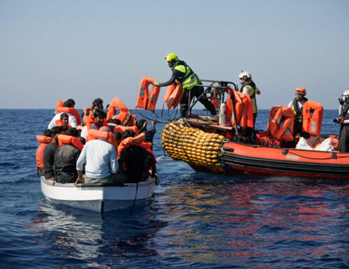 Migranti, i numeri danno ragione al decreto Ong: dimezzati gli sbarchi dalle loro navi