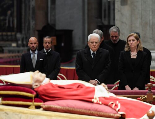 Benedetto XVI, la salma arriva nella Basilica vaticana. L’omaggio di Mattarella e Meloni