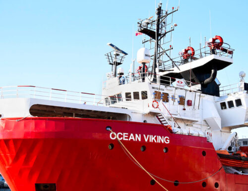 La Ocean Viking sbarca cento migranti nella rossa Toscana e Giani fa l’umanista su chi non è affogato: “Non siamo come la destra”