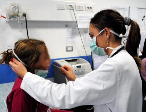 Migliaia di casi di bronchioliti da virus sincinziale nei bambini, ospedali pediatrici presi d’assalto in tutta Italia