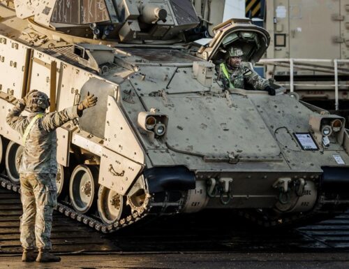 Gli Usa mandano a Kiev 30 “Abrams”, la Russia reagisce: “Li distruggeremo”. E prepara i “T-14”
