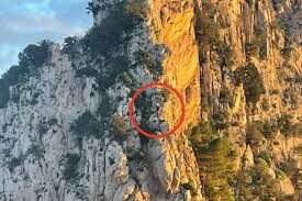 Avventurosi scalano i Faraglioni di Capri e restano bloccati sulla cima: recuperati da un elicottero (Video)