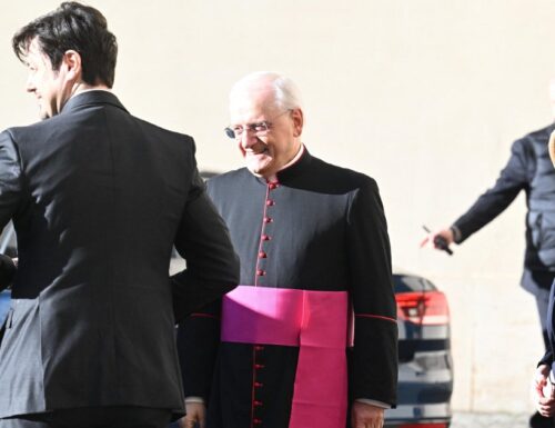 Giorgia Meloni incontra il Papa, e dura 35 minuti. La premier porta in dono un libro di Montessori e i Fioretti di San Francesco