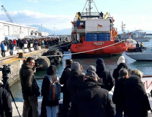 La Ong “Sea Eye” scarica  106 migranti a Napoli, ed è subito festa tra cori da stadio degli attivisti di sinistra (Video)