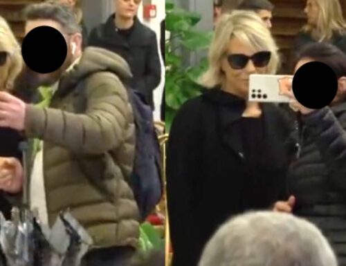 Selfie senza onore pure davanti alla bara di Maurizio Costanzo, scoppia la polemica. L’ira di Rita Dalla Chiesa: “Chi lo riconosce lo eviti”