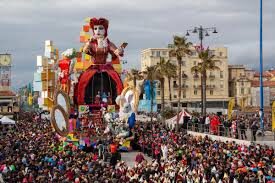 Il Carnevale di Viareggio festeggia il suo 150° anniversario. Una tradizione italiana tra futurismo e richiami ai Saturnali
