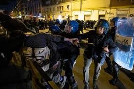 Anarchici in corteo a Roma, diversi fermi. Lanci di bottiglie e cariche della polizia su via Prenestina