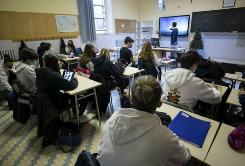 Scuola, finalmente un po di ossigeno: buste paga più ricche per i docenti: tra aprile e maggio arriva l’aumento di 124 euro