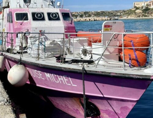 Louise Michel intralcia i soccorsi a Lampedusa: la nave di Banksy ha violato il decreto Ong