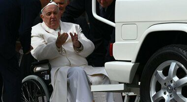 Papa Francesco ricoverato al Gemelli dopo un lieve malore: l’arrivo in ambulanza e i controlli