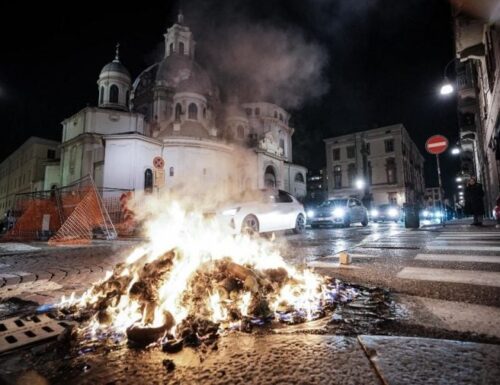 Anarchici, i seguaci di Cospito mettono a ferro e fuoco Torino: vetrine rotte, auto distrutte e bombe carta