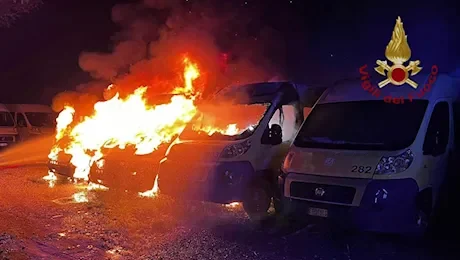 Auto e scuolabus in fiamme. Gli anarchici scatenati a Roma: Schlein e la sinistra mute