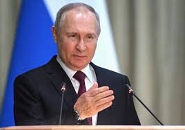 Spunta il mandato d’arresto per Putin. La Corte dell’Aja: “Crimini di guerra per il rapimento di bambini”