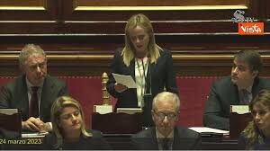 Giorgia Meloni umilia  l’opposizione: “Basta falsità sulle spese militari”. Standing ovation (Video)